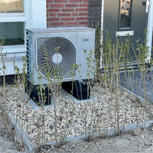 Pompe à chaleur installée dans un jardin de pavillon