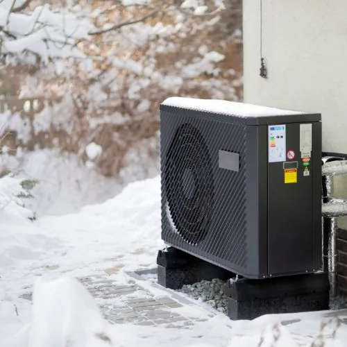 Pompe à chaleur en fonctionnement sous la neige