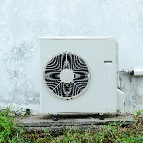 Unité extérieure de pompe à chaleur air-eau fixée sur un mur
